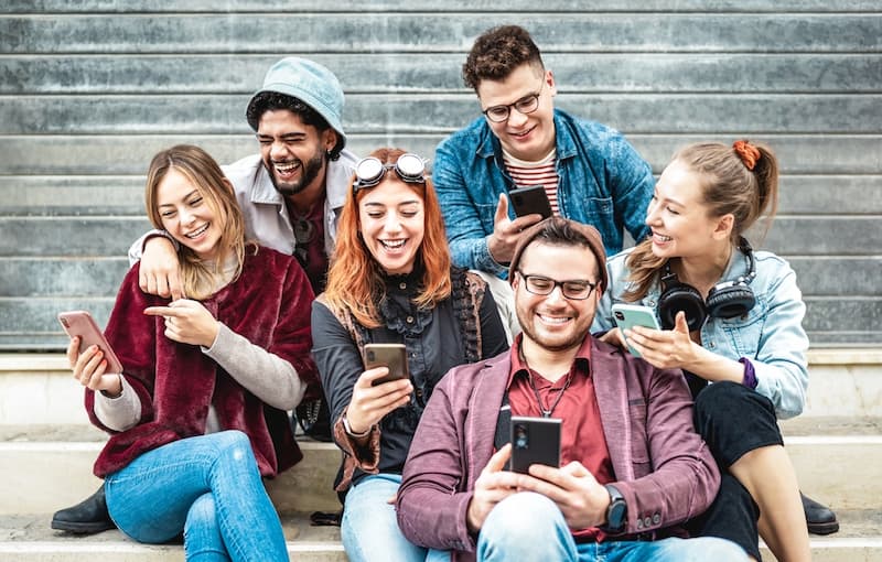 Mehrere junge Menschen mit Smartphone, was ist die Generation Z?